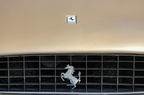 Ferrari 365 GT 2+2 (1970) – Markentypisch: freistehendes Pferd im Kühlergrill und kleine Plakette darüber