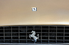 Ferrari 365 GT 2+2 (1970) – Markentypisch: freistehendes Pferd im Kühlergrill und kleine Plakette darüber