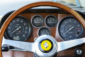 Ferrari 365 GT 2+2 (1970) – Merke: Erst wenn die drei kleinen Zeiger senkrecht stehen, dürfen die zwei grossen ganz nach rechts zeigen