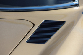 Ferrari 365 GT 2+2 (1970) – Motorraumentlüftungsgitter beidseitig neben der Motorhaube