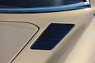 Ferrari 365 GT 2+2 (1970) – Motorraumentlüftungsgitter beidseitig neben der Motorhaube