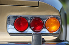 Bild: Ferrari 365 GT 2+2 (1970) – Runde Rückleuchten, in Chrom gebettet