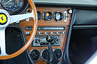 Ferrari 365 GT 2+2 (1970) – Schalterreihe mit eleganter, ohne Erklärung aber kaum verständlicher Beschriftung. Hier vom Lenkrad verdeckt: der Schalter für die elektrische Zusatz-Benzinpumpe