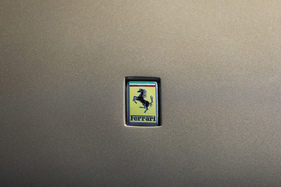 Ferrari 365 GT 2+2 (1970) – Schwarz auf Gelb: An Front und Heck waren die Embleme stets viereckig, an den Seiten schildförmig