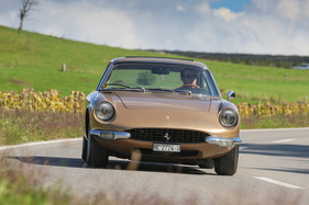 Ferrari 365 GT 2+2 (1970) – Unübersichtlich? Die Nase des Fotoautos hatte jedenfalls schon einmal eine Delle Ferrari 365 GT 2+2 (1970) – Unübersichtlich? Die Nase des Fotoautos hatte jedenfalls schon einmal eine Delle
