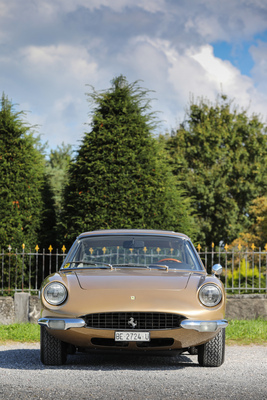 Ferrari 365 GT 2+2 (1970) – Von vorne ist er seinem kleinen Bruder 330 GTC wie aus dem Gesicht geschnitten