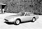 Ferrari 365 GT 2+2 (1970) – Werksfoto vor einer Shell-Tankstelle, auf dem der Wagen als "365/2+2" bezeichnet wird