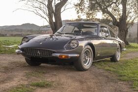 Ferrari 365 GT 2+2 (1971) – angeboten als Lot Nr. 54 bei der Artcurial-Versteigerung in Paris am 7. und 8. Februar 2025