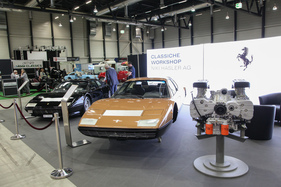 Ferrari 365 GT/4 BB (1976) in ungewöhnlicher Lackierung, Totalrestaurierung im Gange, gesehen bei Niki Hasler AG – Swiss Classic World Luzern 2022