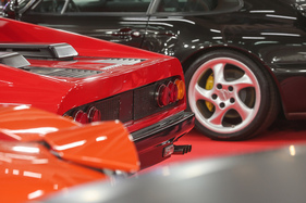 Ferrari 365 GT4 BB (1975) - mit den berühmten dreifachen Rückleuchten und Auspuffenden pro Seite - 42. Auto e Moto d'Epoca 2025 (1975)