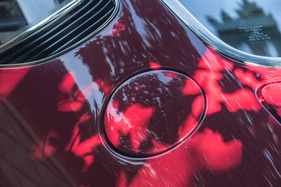 Ferrari 365 GTB/4 "Daytona" (1973) - Tankdeckel links, einer reicht