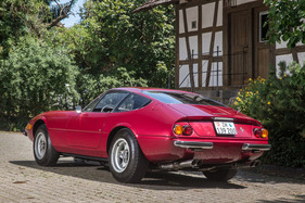 Ferrari 365 GTB/4 "Daytona" (1973) - klassisch sind auch die vier Auspuffenden