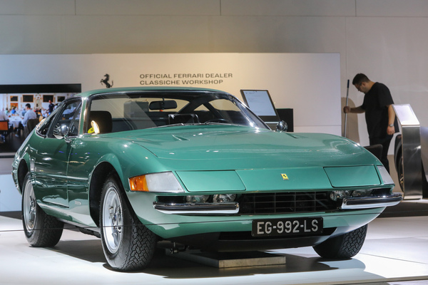 Ferrari 365 GTB/4 Daytona (1974) - in der Farbe "Verde Medio Metallizzato" auf dem Stand der Niki Hasler AG - Auto Zürich 2022