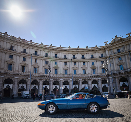 Ferrari 365 GTB/4 "Daytona" vor dem Anantara Palazzo Naiadi in Rom - Anantara Concorso Roma 2025