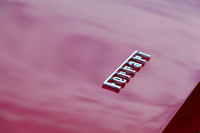 Ferrari 365 GTC/4 (1971) - Ferrari-Schriftzug auf dem Heckdeckel aus Aluminium (1971)