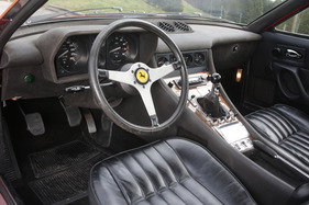 Ferrari 365 GTC/4 (1971) - beim Interieur leitete Pininfarina einen neuen Trend ein, der auch bei den zukünftigen Ferraris Anwendung fand