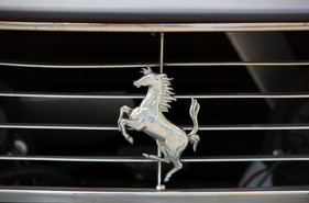 Ferrari 365 GTC/4 (1971) - das Cavallino Rapante auf dem Kühlergrill