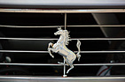 Ferrari 365 GTC/4 (1971) - das Cavallino Rapante auf dem Kühlergrill