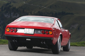 Ferrari 365 GTC/4 (1971) - der Kofferraumdeckel besteht aus Aluminium