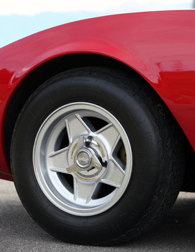 Ferrari 365 GTC/4 (1971) - die Flügelmuttern waren damals noch erlaubt