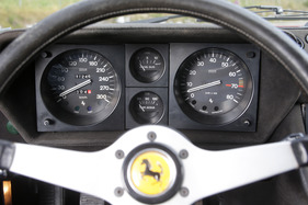 Ferrari 365 GTC/4 (1971) - die Instrumenten ruhten nicht mehr in einer ellipsen-förmigen Vertiefung, sondern in quadratischen mattschwarzen Boxen