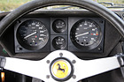 Ferrari 365 GTC/4 (1971) - die Instrumenten ruhten nicht mehr in einer ellipsen-förmigen Vertiefung, sondern in quadratischen mattschwarzen Boxen