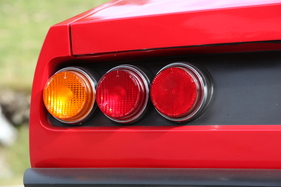 Ferrari 365 GTC/4 (1971) - die drei Schlussleuchten fügen sich perfekt in das Design ein