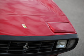 Ferrari 365 GTC/4 (1971) - die vordere Stossstange bestand aus Kunststoff, war gummi-überzogen und um den Kühlergrill herum angeordnet