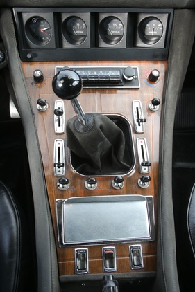 Ferrari 365 GTC/4 (1971) - unter der mächtigen Mittelkonsole verbirgt sich das angeblockte Fünfgang-Getriebe
