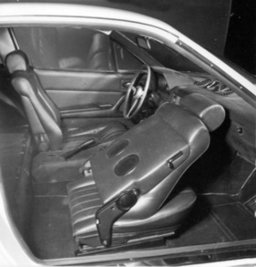 Ferrari 365 GTC/4 (1971) - vorklappbare Vordersitze