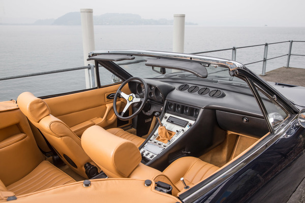 Ferrari 365 GTC/4 "Spider" (1971) - das Getriebe liegt vorne und verlangt entsprechend nach Platz im Cockpit
