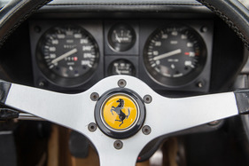 Ferrari 365 GTC/4 "Spider" (1971) - das springende Pferd im Lenkrad-Zentrum