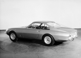 Ferrari 365 GTC Coupé Speciale 2 Posti Pininfarina (1967) – scharfkantiges Heck mit stark eingezogenem und gekrümmtem Rückfenster