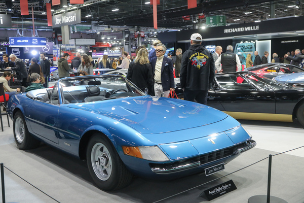 Ferrari 365 GTS/4 Daytona Spider (1972) - in Blau bei Joe Marcari - Rétromobile Paris 2024