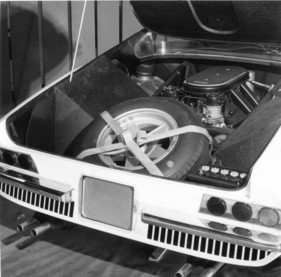 Ferrari 365 P (1966) - Blick unter das Hinterteil - aufgenommen am Pariser Autosalon 1966