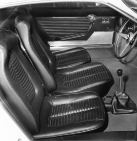 Ferrari 365 P (1966) - Interieur mit ungewöhnlicher Sitzkonfiguration - Sensation auf dem Pariser Autosalon 1966