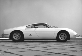 Ferrari 365 P Berlinetta Speciale Guida Centrale Pininfarina (1966) - die Silhouette orientiert sich am Dino-Prototypen, der 1965 gezeigt wurde, und am Dino 206 GT Serienfahrzeug