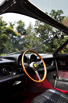 Ferrari 365 P Berlinetta Speciale Tre Posti (1966) - klassisches Sport-Cockpit, man beachte die durchscheinende Scheibe oben (angeboten an der Gooding & Co Pebble Beach Versteigerung 2014) Ferrari 365 P Berlinetta Speciale Tre Posti (1966) - klassisches Sport-Cockpit, man beachte die durchscheinende Scheibe oben (angeboten an der Gooding & Co Pebble Beach Versteigerung 2014)