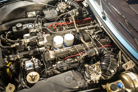 Ferrari 412 (1987) - das V12-Motorenkunstwerk findet nur ganz knapp Platz unter der Haube