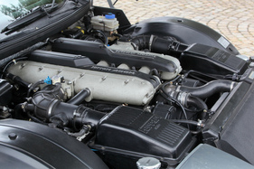 Ferrari 456 M GT (2000) - alles schön symmetrisch unter der Motorhaube (2000)