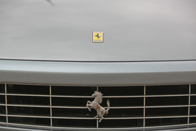Ferrari 456 M GT (2000) - auch auf dem Kühlergrill gibt's ein sich aufbäumendes Pferd (2000)