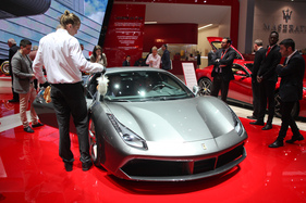 Ferrari 488 - immer vom Publikum umringt - auf dem Genfer Automobilsalon 2015