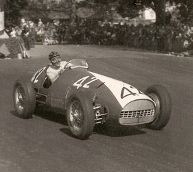 Ferrari 500 (1952) - Rudolf Fischer fährt beim GP Bern 1952 auf seinem privaten Ferrari 500 ein sensationelles Rennen und beendet das über 62 Runden führende Rennen auf dem 2. Rang