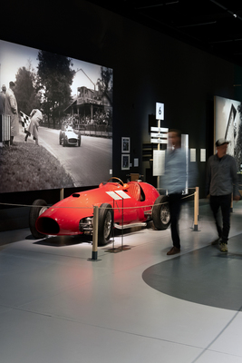 Ferrari 500 F2 (1952) - in der Ausstellung - Sonderschau "Grand Prix Suisse 1934–54 - Bern im Rennfieber" im Bernischen Historischen Museum