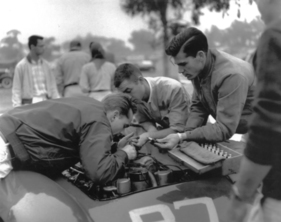 Ferrari 500 Mondial (1954) - Phil Hill arbeitet am Motor