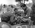 Ferrari 500 Mondial (1954) - Phil Hill arbeitet am Motor