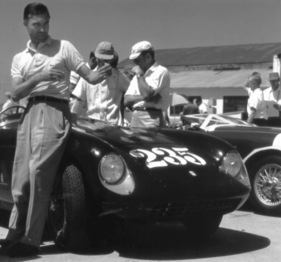 Ferrari 500 Mondial (1954) - Porfirio Rubirosa locker mit Lacoste Polo-Shirt und Ferrari