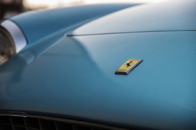 Ferrari 500 Superfast Series II (1966) - Ferrari-Zeichen auf dem Bug