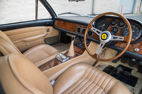Ferrari 500 Superfast Series II (1966) - viel Holz und Leder im Cockpit