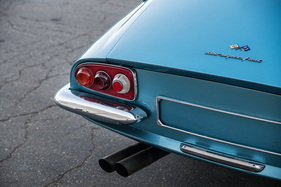 Ferrari 500 Superfast Series II (1966) - während der Prototyp noch gemeinsame Heckleuchten, wurden in der Serie drei Einzelleuchten verwendet